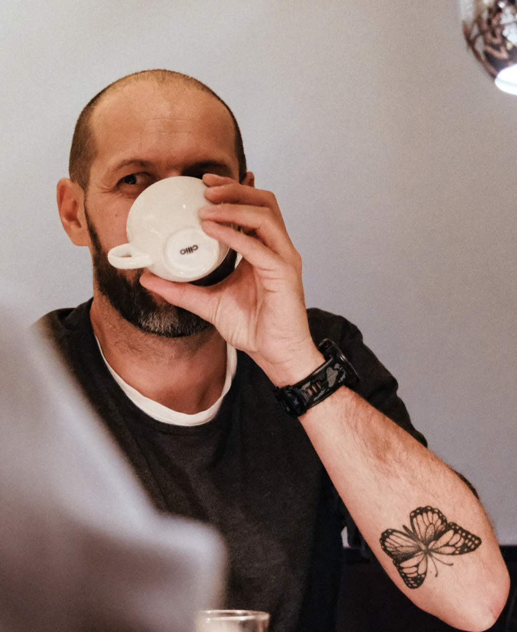 Ein Mitarbeiter der einen Kaffee trinkt.