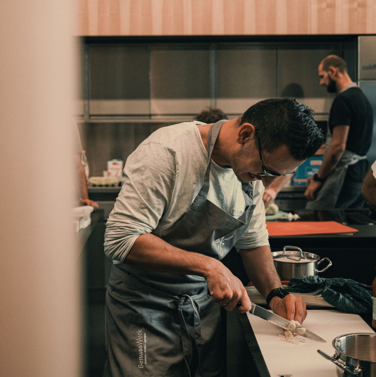 Ein Mitarbeiter beim Kochen, während einem Teamevent.