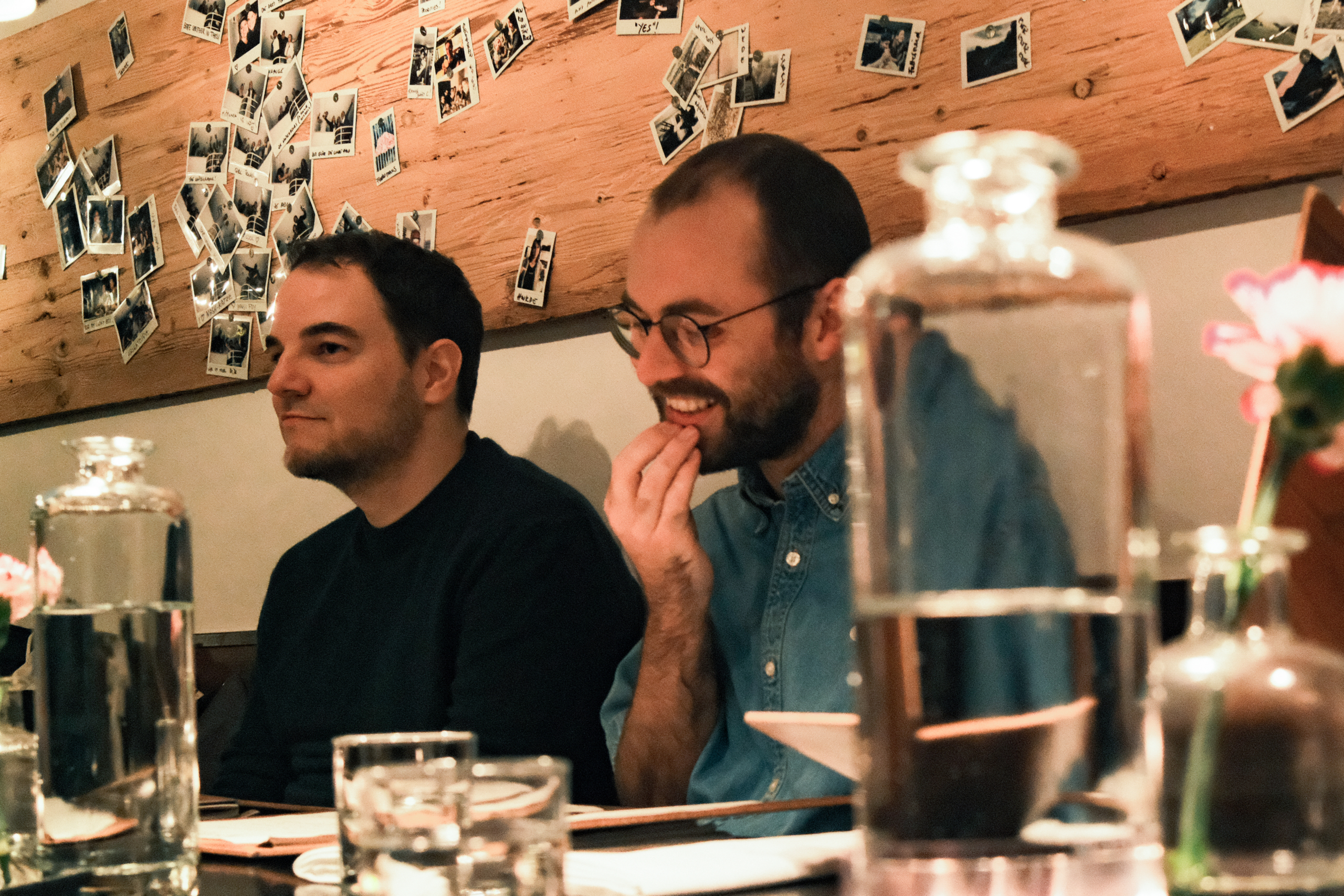 Zwei Mitarbeiter an einem Tisch, während einem Teamevent