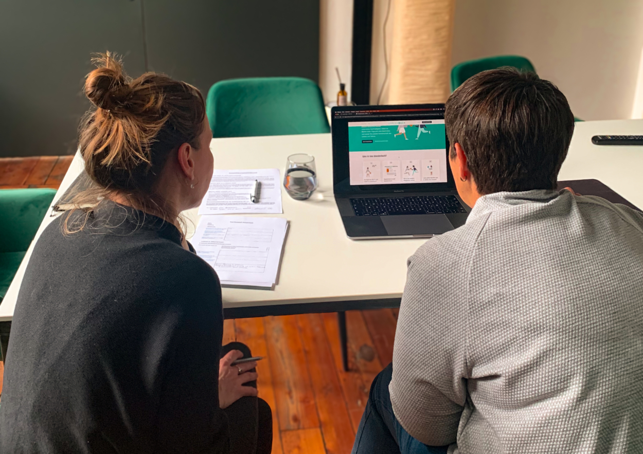 Eine Mitarbeiterin und eine Userin whrend einem Website-Test.