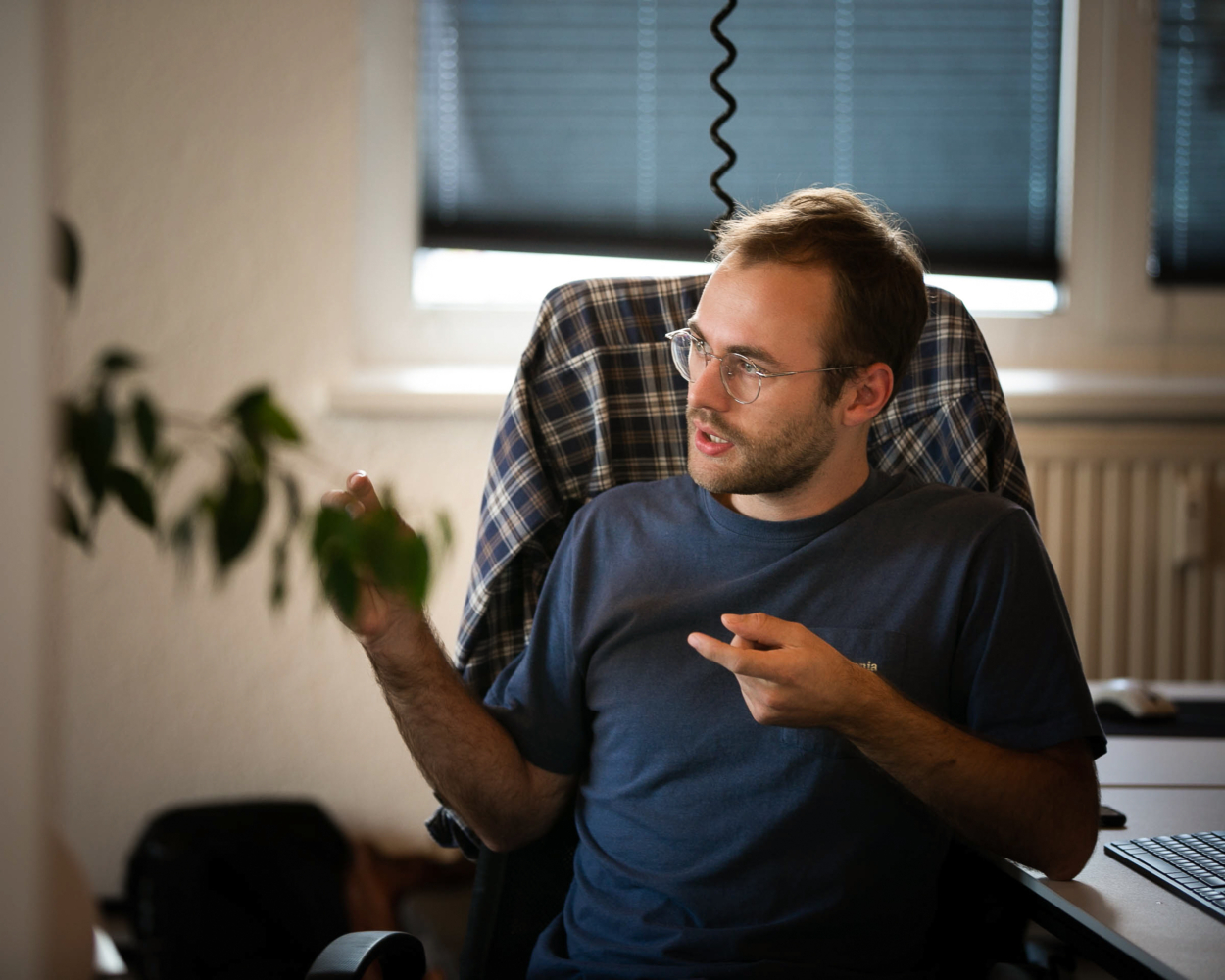 Ein Mitarbeiter wöhrend eines Gesprächs.