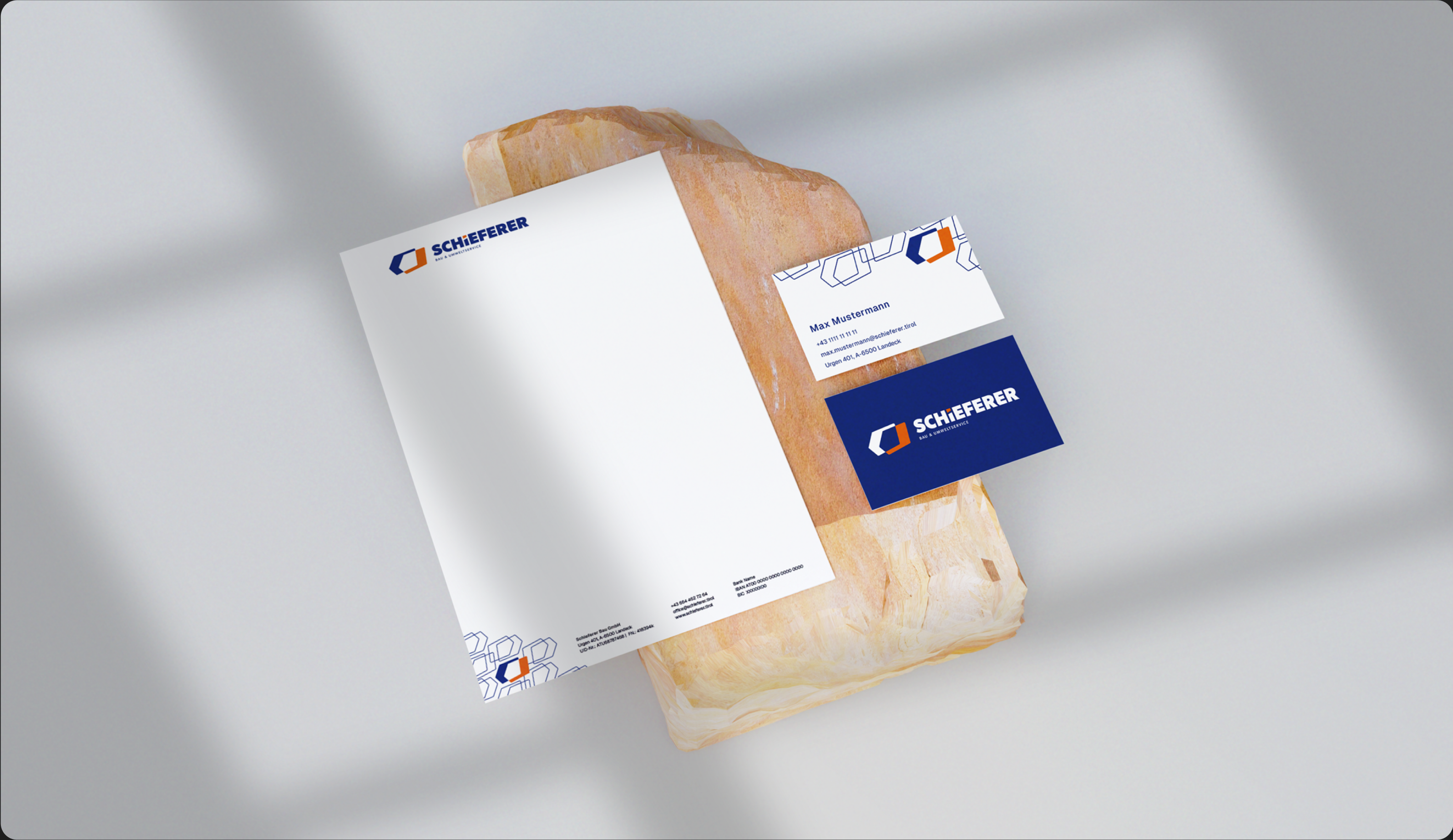 Das Logo von Schieferer auf Briefpapier und Visitenkarten