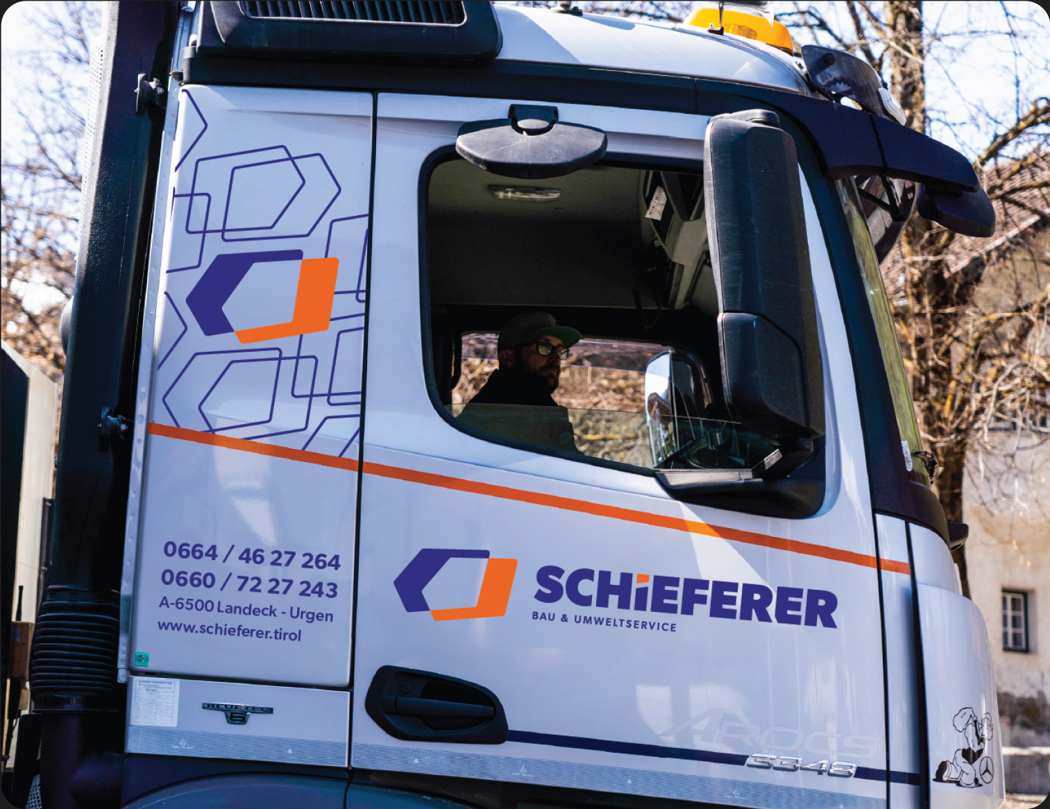 Ein LKW mit dem Schieferer Logo auf der Seitentür