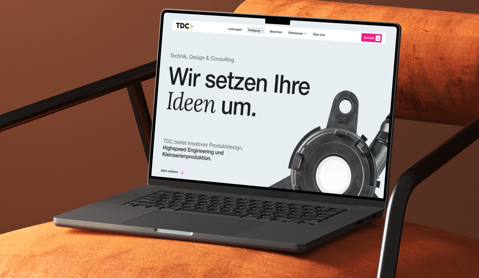 Laptop auf einem Sessel mit der Startseite von TDC