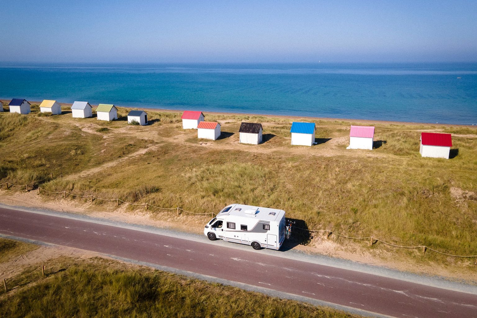 Ein Wohnmobil von Fernwehcamper Vermietung an einem schönen Strand