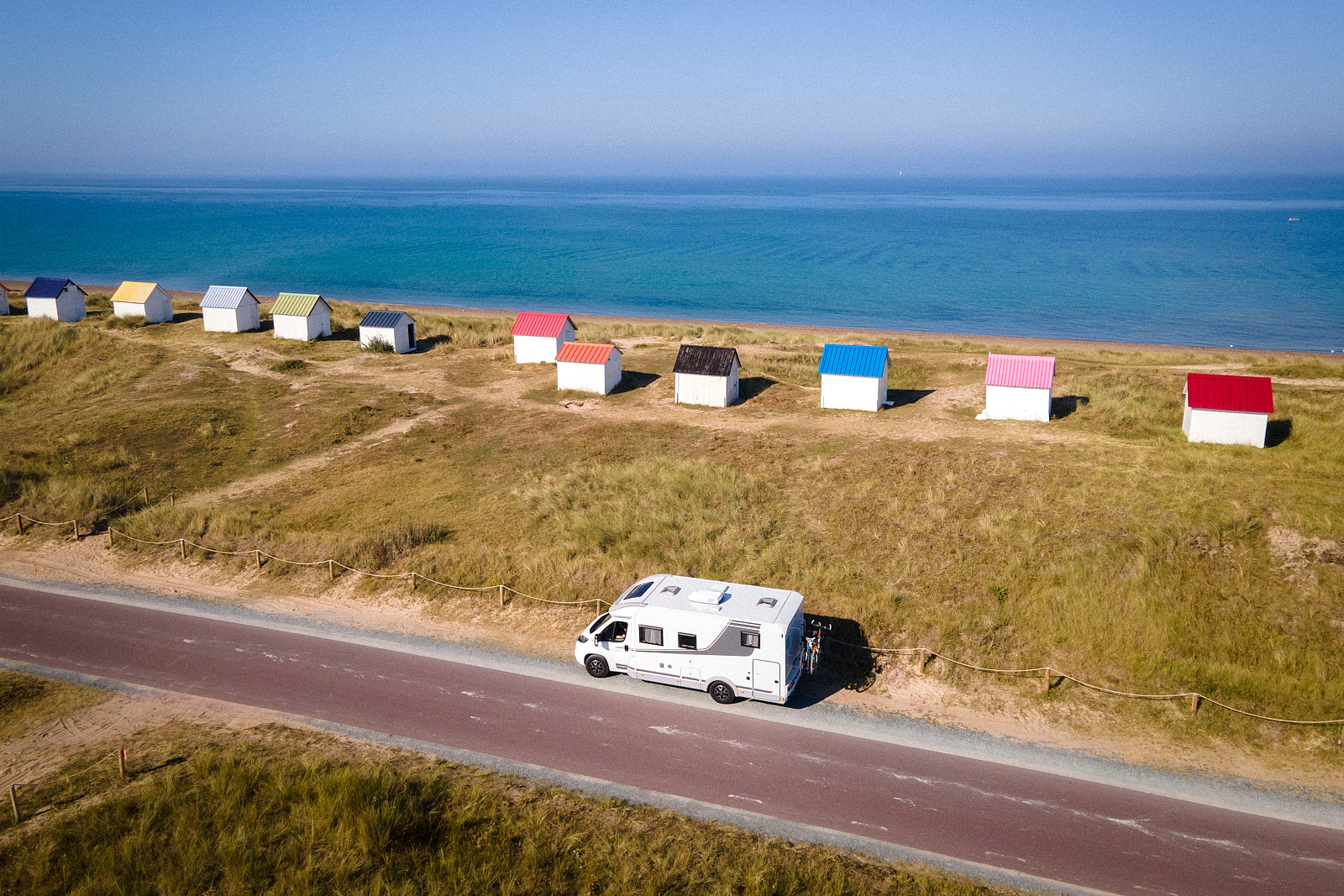Ein Wohnmobil von Fernwehcamper Vermietung an einem schönen Strand